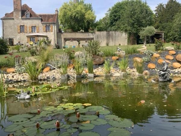 Prieuré de caractère  7 pièces proche Blois   vue dominante  3 minutes du lac , du golf , idéal maison secondaire