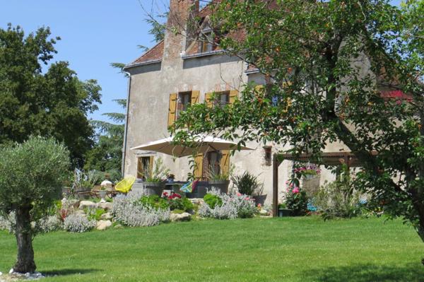 Prieuré de caractère  7 pièces proche Blois   vue dominante  3 minutes du lac , du golf , idéal maison secondaire