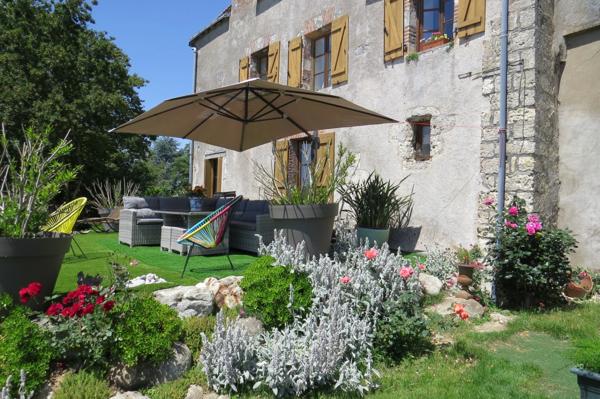 Prieuré de caractère  7 pièces proche Blois   vue dominante  3 minutes du lac , du golf , idéal maison secondaire