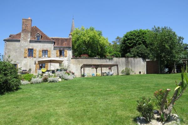 Prieuré de caractère  7 pièces proche Blois   vue dominante  3 minutes du lac , du golf , idéal maison secondaire