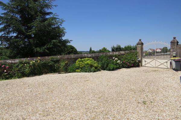 Prieuré de caractère  7 pièces proche Blois   vue dominante  3 minutes du lac , du golf , idéal maison secondaire