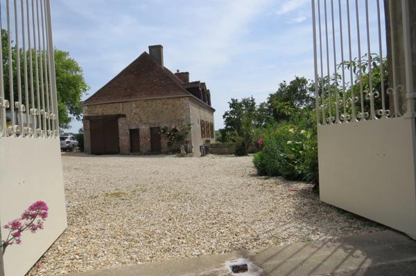 Prieuré de caractère  7 pièces proche Blois   vue dominante  3 minutes du lac , du golf , idéal maison secondaire