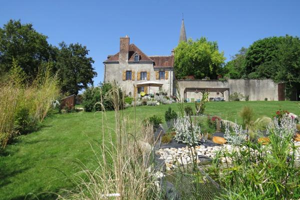 Prieuré de caractère  7 pièces proche Blois   vue dominante  3 minutes du lac , du golf , idéal maison secondaire