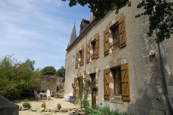 Prieuré de caractère  7 pièces proche Blois   vue dominante  3 minutes du lac , du golf , idéal maison secondaire