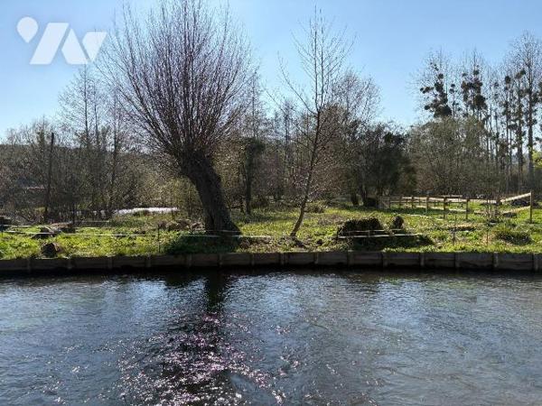 Vallée de la Bresle, 

Jolie maison avec jardin bordé par la rivière, comprenant:
Au rez-de-...