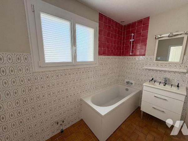 Vallée de la Bresle, 

Jolie maison avec jardin bordé par la rivière, comprenant:
Au rez-de-...
