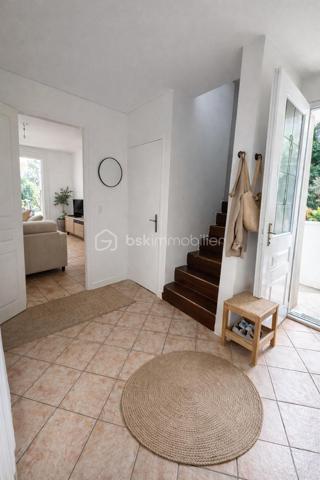 Située dans un secteur calme et recherché de Lieusaint, cette maison offre un cadre de vie agréable avec un beau potentiel d’aménagement.

D’une surface habitable d’environ 96 m², elle est édifiée sur un terrain de 233 m², sans vis-à-vis, idéal pour profiter pleinement de l’extérieur en toute intimité.

Descriptif du bien :

Surface habitable : 96 m²
Terrain : 233 m² sans vis-à-vis
4 chambres 
1 WC
1SDB
Sous-sol total de 50 m² (garage, atelier, stockage, buanderie, espace de jeux…)
3 places de stationnement
Maison lumineuse et fonctionnelle Orientation SUD

a quelques minutes à pied des transports.

Travaux et équipements :

 > Porte de garage automatisée (970 €)
 >  Fenêtres remplacées en 2008 (27 000 €)
 Pompe à chaleur installée en 2009 (14 000 €)
 Panneaux photovoltaïques récents (2024 – 21 000 €)


 Idéal pour personnaliser le bien selon vos goûts !

 Les +

Beau potentiel
Aucun vis-à-vis
Équipements énergétiques déjà installés
Quartier calme et recherché
Bien isolée 
Proche des écoles, commerces et transports