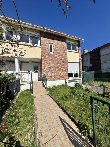 Située dans un secteur calme et recherché de Lieusaint, cette maison offre un cadre de vie agréable avec un beau potentiel d’aménagement.

D’une surface habitable d’environ 96 m², elle est édifiée sur un terrain de 233 m², sans vis-à-vis, idéal pour profiter pleinement de l’extérieur en toute intimité.

Descriptif du bien :

Surface habitable : 96 m²
Terrain : 233 m² sans vis-à-vis
4 chambres 
1 WC
1SDB
Sous-sol total de 50 m² (garage, atelier, stockage, buanderie, espace de jeux…)
3 places de stationnement
Maison lumineuse et fonctionnelle Orientation SUD

a quelques minutes à pied des transports.

Travaux et équipements :

 > Porte de garage automatisée (970 €)
 >  Fenêtres remplacées en 2008 (27 000 €)
 Pompe à chaleur installée en 2009 (14 000 €)
 Panneaux photovoltaïques récents (2024 – 21 000 €)


 Idéal pour personnaliser le bien selon vos goûts !

 Les +

Beau potentiel
Aucun vis-à-vis
Équipements énergétiques déjà installés
Quartier calme et recherché
Bien isolée 
Proche des écoles, commerces et transports