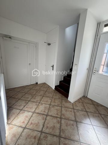 Située dans un secteur calme et recherché de Lieusaint, cette maison offre un cadre de vie agréable avec un beau potentiel d’aménagement.

D’une surface habitable d’environ 96 m², elle est édifiée sur un terrain de 233 m², sans vis-à-vis, idéal pour profiter pleinement de l’extérieur en toute intimité.

Descriptif du bien :

Surface habitable : 96 m²
Terrain : 233 m² sans vis-à-vis
4 chambres 
1 WC
1SDB
Sous-sol total de 50 m² (garage, atelier, stockage, buanderie, espace de jeux…)
3 places de stationnement
Maison lumineuse et fonctionnelle Orientation SUD

a quelques minutes à pied des transports.

Travaux et équipements :

 > Porte de garage automatisée (970 €)
 >  Fenêtres remplacées en 2008 (27 000 €)
 Pompe à chaleur installée en 2009 (14 000 €)
 Panneaux photovoltaïques récents (2024 – 21 000 €)


 Idéal pour personnaliser le bien selon vos goûts !

 Les +

Beau potentiel
Aucun vis-à-vis
Équipements énergétiques déjà installés
Quartier calme et recherché
Bien isolée 
Proche des écoles, commerces et transports