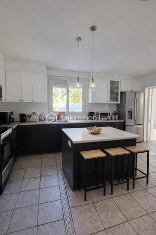 Située dans un secteur calme et recherché de Lieusaint, cette maison offre un cadre de vie agréable avec un beau potentiel d’aménagement.

D’une surface habitable d’environ 96 m², elle est édifiée sur un terrain de 233 m², sans vis-à-vis, idéal pour profiter pleinement de l’extérieur en toute intimité.

Descriptif du bien :

Surface habitable : 96 m²
Terrain : 233 m² sans vis-à-vis
4 chambres 
1 WC
1SDB
Sous-sol total de 50 m² (garage, atelier, stockage, buanderie, espace de jeux…)
3 places de stationnement
Maison lumineuse et fonctionnelle Orientation SUD

a quelques minutes à pied des transports.

Travaux et équipements :

 > Porte de garage automatisée (970 €)
 >  Fenêtres remplacées en 2008 (27 000 €)
 Pompe à chaleur installée en 2009 (14 000 €)
 Panneaux photovoltaïques récents (2024 – 21 000 €)


 Idéal pour personnaliser le bien selon vos goûts !

 Les +

Beau potentiel
Aucun vis-à-vis
Équipements énergétiques déjà installés
Quartier calme et recherché
Bien isolée 
Proche des écoles, commerces et transports