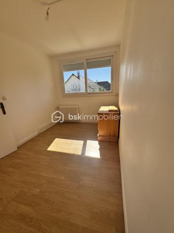 Située dans un secteur calme et recherché de Lieusaint, cette maison offre un cadre de vie agréable avec un beau potentiel d’aménagement.

D’une surface habitable d’environ 96 m², elle est édifiée sur un terrain de 233 m², sans vis-à-vis, idéal pour profiter pleinement de l’extérieur en toute intimité.

Descriptif du bien :

Surface habitable : 96 m²
Terrain : 233 m² sans vis-à-vis
4 chambres 
1 WC
1SDB
Sous-sol total de 50 m² (garage, atelier, stockage, buanderie, espace de jeux…)
3 places de stationnement
Maison lumineuse et fonctionnelle Orientation SUD

a quelques minutes à pied des transports.

Travaux et équipements :

 > Porte de garage automatisée (970 €)
 >  Fenêtres remplacées en 2008 (27 000 €)
 Pompe à chaleur installée en 2009 (14 000 €)
 Panneaux photovoltaïques récents (2024 – 21 000 €)


 Idéal pour personnaliser le bien selon vos goûts !

 Les +

Beau potentiel
Aucun vis-à-vis
Équipements énergétiques déjà installés
Quartier calme et recherché
Bien isolée 
Proche des écoles, commerces et transports