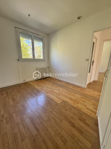 Située dans un secteur calme et recherché de Lieusaint, cette maison offre un cadre de vie agréable avec un beau potentiel d’aménagement.

D’une surface habitable d’environ 96 m², elle est édifiée sur un terrain de 233 m², sans vis-à-vis, idéal pour profiter pleinement de l’extérieur en toute intimité.

Descriptif du bien :

Surface habitable : 96 m²
Terrain : 233 m² sans vis-à-vis
4 chambres 
1 WC
1SDB
Sous-sol total de 50 m² (garage, atelier, stockage, buanderie, espace de jeux…)
3 places de stationnement
Maison lumineuse et fonctionnelle Orientation SUD

a quelques minutes à pied des transports.

Travaux et équipements :

 > Porte de garage automatisée (970 €)
 >  Fenêtres remplacées en 2008 (27 000 €)
 Pompe à chaleur installée en 2009 (14 000 €)
 Panneaux photovoltaïques récents (2024 – 21 000 €)


 Idéal pour personnaliser le bien selon vos goûts !

 Les +

Beau potentiel
Aucun vis-à-vis
Équipements énergétiques déjà installés
Quartier calme et recherché
Bien isolée 
Proche des écoles, commerces et transports