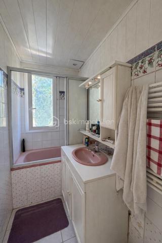 Située dans un secteur calme et recherché de Lieusaint, cette maison offre un cadre de vie agréable avec un beau potentiel d’aménagement.

D’une surface habitable d’environ 96 m², elle est édifiée sur un terrain de 233 m², sans vis-à-vis, idéal pour profiter pleinement de l’extérieur en toute intimité.

Descriptif du bien :

Surface habitable : 96 m²
Terrain : 233 m² sans vis-à-vis
4 chambres 
1 WC
1SDB
Sous-sol total de 50 m² (garage, atelier, stockage, buanderie, espace de jeux…)
3 places de stationnement
Maison lumineuse et fonctionnelle Orientation SUD

a quelques minutes à pied des transports.

Travaux et équipements :

 > Porte de garage automatisée (970 €)
 >  Fenêtres remplacées en 2008 (27 000 €)
 Pompe à chaleur installée en 2009 (14 000 €)
 Panneaux photovoltaïques récents (2024 – 21 000 €)


 Idéal pour personnaliser le bien selon vos goûts !

 Les +

Beau potentiel
Aucun vis-à-vis
Équipements énergétiques déjà installés
Quartier calme et recherché
Bien isolée 
Proche des écoles, commerces et transports