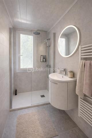 Située dans un secteur calme et recherché de Lieusaint, cette maison offre un cadre de vie agréable avec un beau potentiel d’aménagement.

D’une surface habitable d’environ 96 m², elle est édifiée sur un terrain de 233 m², sans vis-à-vis, idéal pour profiter pleinement de l’extérieur en toute intimité.

Descriptif du bien :

Surface habitable : 96 m²
Terrain : 233 m² sans vis-à-vis
4 chambres 
1 WC
1SDB
Sous-sol total de 50 m² (garage, atelier, stockage, buanderie, espace de jeux…)
3 places de stationnement
Maison lumineuse et fonctionnelle Orientation SUD

a quelques minutes à pied des transports.

Travaux et équipements :

 > Porte de garage automatisée (970 €)
 >  Fenêtres remplacées en 2008 (27 000 €)
 Pompe à chaleur installée en 2009 (14 000 €)
 Panneaux photovoltaïques récents (2024 – 21 000 €)


 Idéal pour personnaliser le bien selon vos goûts !

 Les +

Beau potentiel
Aucun vis-à-vis
Équipements énergétiques déjà installés
Quartier calme et recherché
Bien isolée 
Proche des écoles, commerces et transports