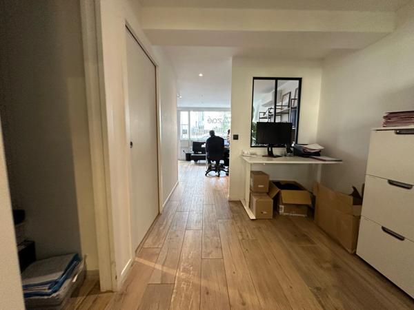 RARE ! MURS local bureaux RDC en très bon état à vendre LYON 8EME (69) de 92 m², entièrement rénové récemment, en plein coeur du quartier Montplaisir