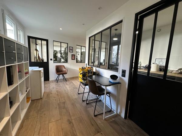 RARE ! MURS local bureaux RDC en très bon état à vendre LYON 8EME (69) de 92 m², entièrement rénové récemment, en plein coeur du quartier Montplaisir