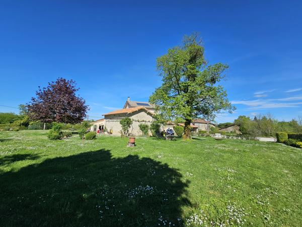 Charmante maison de 3 chambres avec dépendance pour les invités, cottage à rénover et caractéristiques exceptionnelles