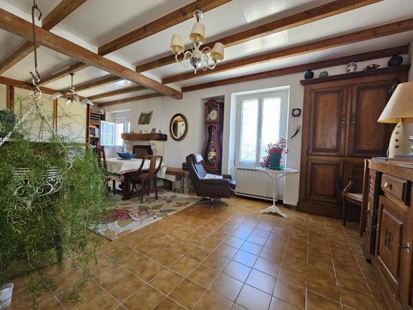 Charmante maison de 3 chambres avec dépendance pour les invités, cottage à rénover et caractéristiques exceptionnelles