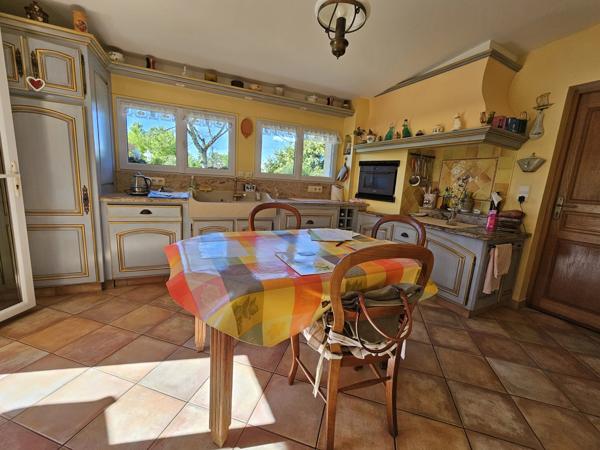 Charmante maison de 3 chambres avec dépendance pour les invités, cottage à rénover et caractéristiques exceptionnelles