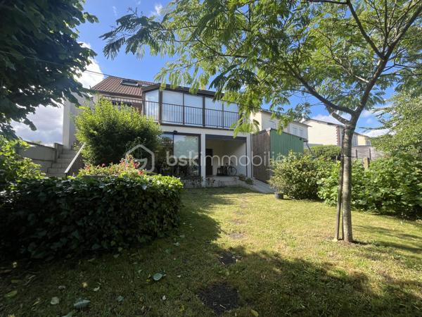 Secteur Heuzé-St Georges

Charmante maison de 105 m2, Garage, 5 chambres avec un beau jardin au calme sans vis a vis

Au RDC une entree, desservant une chambre avec sa salle d'eau avec wc et une véranda donnant sur le jardin 
Au premier niveau salon avec cheminée, salle a manger, une veranda et une petite terrasse avec un accès au jardin par un escalier, cuisine aménagée et équipée, une chambre, une salle d'eau, un wc
Au deuxième niveau 3 chambres, un wc

Grand garage de plus de 30 m2 avec cellier
Huisseries PVC récentes double vitrage
Volets roulants électriques 
Puit dans le jardin