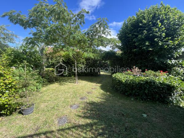 Secteur Heuzé-St Georges

Charmante maison de 105 m2, Garage, 5 chambres avec un beau jardin au calme sans vis a vis

Au RDC une entree, desservant une chambre avec sa salle d'eau avec wc et une véranda donnant sur le jardin 
Au premier niveau salon avec cheminée, salle a manger, une veranda et une petite terrasse avec un accès au jardin par un escalier, cuisine aménagée et équipée, une chambre, une salle d'eau, un wc
Au deuxième niveau 3 chambres, un wc

Grand garage de plus de 30 m2 avec cellier
Huisseries PVC récentes double vitrage
Volets roulants électriques 
Puit dans le jardin