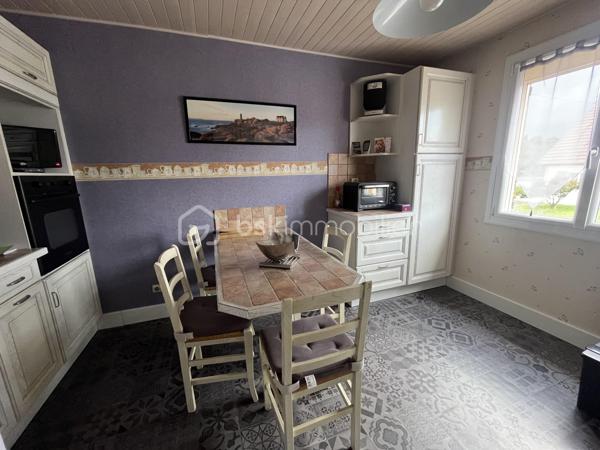 Secteur Heuzé-St Georges

Charmante maison de 105 m2, Garage, 5 chambres avec un beau jardin au calme sans vis a vis

Au RDC une entree, desservant une chambre avec sa salle d'eau avec wc et une véranda donnant sur le jardin 
Au premier niveau salon avec cheminée, salle a manger, une veranda et une petite terrasse avec un accès au jardin par un escalier, cuisine aménagée et équipée, une chambre, une salle d'eau, un wc
Au deuxième niveau 3 chambres, un wc

Grand garage de plus de 30 m2 avec cellier
Huisseries PVC récentes double vitrage
Volets roulants électriques 
Puit dans le jardin