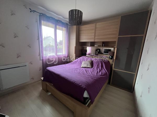 Secteur Heuzé-St Georges

Charmante maison de 105 m2, Garage, 5 chambres avec un beau jardin au calme sans vis a vis

Au RDC une entree, desservant une chambre avec sa salle d'eau avec wc et une véranda donnant sur le jardin 
Au premier niveau salon avec cheminée, salle a manger, une veranda et une petite terrasse avec un accès au jardin par un escalier, cuisine aménagée et équipée, une chambre, une salle d'eau, un wc
Au deuxième niveau 3 chambres, un wc

Grand garage de plus de 30 m2 avec cellier
Huisseries PVC récentes double vitrage
Volets roulants électriques 
Puit dans le jardin