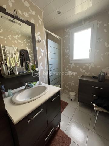 Secteur Heuzé-St Georges

Charmante maison de 105 m2, Garage, 5 chambres avec un beau jardin au calme sans vis a vis

Au RDC une entree, desservant une chambre avec sa salle d'eau avec wc et une véranda donnant sur le jardin 
Au premier niveau salon avec cheminée, salle a manger, une veranda et une petite terrasse avec un accès au jardin par un escalier, cuisine aménagée et équipée, une chambre, une salle d'eau, un wc
Au deuxième niveau 3 chambres, un wc

Grand garage de plus de 30 m2 avec cellier
Huisseries PVC récentes double vitrage
Volets roulants électriques 
Puit dans le jardin