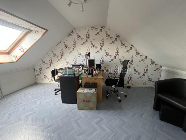 Secteur Heuzé-St Georges

Charmante maison de 105 m2, Garage, 5 chambres avec un beau jardin au calme sans vis a vis

Au RDC une entree, desservant une chambre avec sa salle d'eau avec wc et une véranda donnant sur le jardin 
Au premier niveau salon avec cheminée, salle a manger, une veranda et une petite terrasse avec un accès au jardin par un escalier, cuisine aménagée et équipée, une chambre, une salle d'eau, un wc
Au deuxième niveau 3 chambres, un wc

Grand garage de plus de 30 m2 avec cellier
Huisseries PVC récentes double vitrage
Volets roulants électriques 
Puit dans le jardin