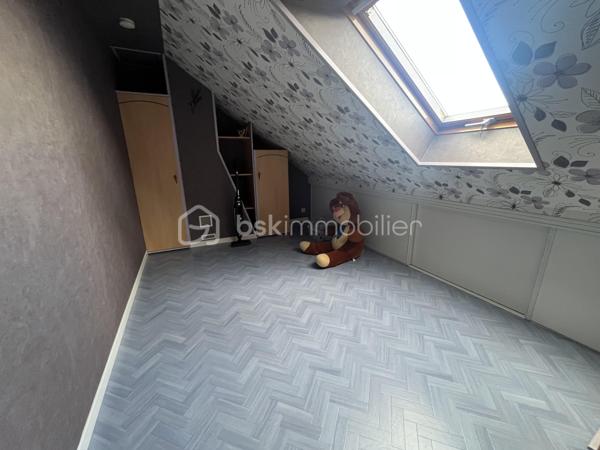 Secteur Heuzé-St Georges

Charmante maison de 105 m2, Garage, 5 chambres avec un beau jardin au calme sans vis a vis

Au RDC une entree, desservant une chambre avec sa salle d'eau avec wc et une véranda donnant sur le jardin 
Au premier niveau salon avec cheminée, salle a manger, une veranda et une petite terrasse avec un accès au jardin par un escalier, cuisine aménagée et équipée, une chambre, une salle d'eau, un wc
Au deuxième niveau 3 chambres, un wc

Grand garage de plus de 30 m2 avec cellier
Huisseries PVC récentes double vitrage
Volets roulants électriques 
Puit dans le jardin