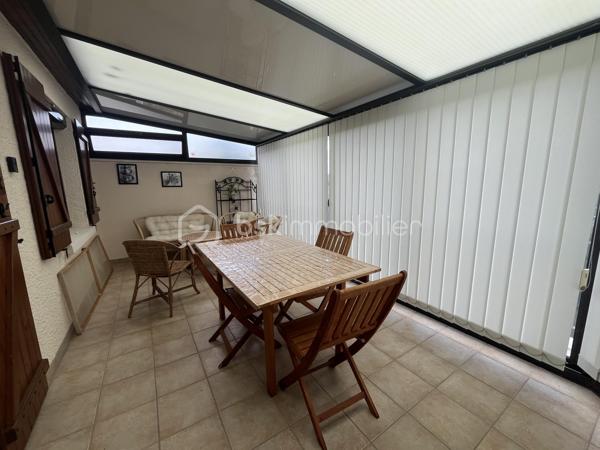 Secteur Heuzé-St Georges

Charmante maison de 105 m2, Garage, 5 chambres avec un beau jardin au calme sans vis a vis

Au RDC une entree, desservant une chambre avec sa salle d'eau avec wc et une véranda donnant sur le jardin 
Au premier niveau salon avec cheminée, salle a manger, une veranda et une petite terrasse avec un accès au jardin par un escalier, cuisine aménagée et équipée, une chambre, une salle d'eau, un wc
Au deuxième niveau 3 chambres, un wc

Grand garage de plus de 30 m2 avec cellier
Huisseries PVC récentes double vitrage
Volets roulants électriques 
Puit dans le jardin