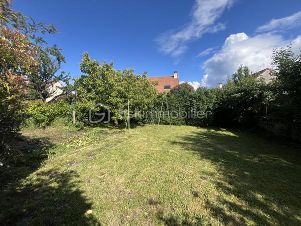 Secteur Heuzé-St Georges

Charmante maison de 105 m2, Garage, 5 chambres avec un beau jardin au calme sans vis a vis

Au RDC une entree, desservant une chambre avec sa salle d'eau avec wc et une véranda donnant sur le jardin 
Au premier niveau salon avec cheminée, salle a manger, une veranda et une petite terrasse avec un accès au jardin par un escalier, cuisine aménagée et équipée, une chambre, une salle d'eau, un wc
Au deuxième niveau 3 chambres, un wc

Grand garage de plus de 30 m2 avec cellier
Huisseries PVC récentes double vitrage
Volets roulants électriques 
Puit dans le jardin