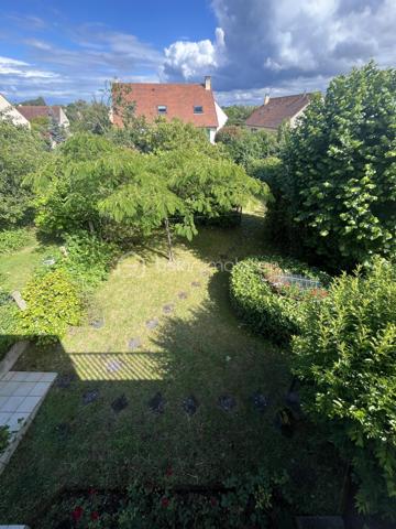 Secteur Heuzé-St Georges

Charmante maison de 105 m2, Garage, 5 chambres avec un beau jardin au calme sans vis a vis

Au RDC une entree, desservant une chambre avec sa salle d'eau avec wc et une véranda donnant sur le jardin 
Au premier niveau salon avec cheminée, salle a manger, une veranda et une petite terrasse avec un accès au jardin par un escalier, cuisine aménagée et équipée, une chambre, une salle d'eau, un wc
Au deuxième niveau 3 chambres, un wc

Grand garage de plus de 30 m2 avec cellier
Huisseries PVC récentes double vitrage
Volets roulants électriques 
Puit dans le jardin