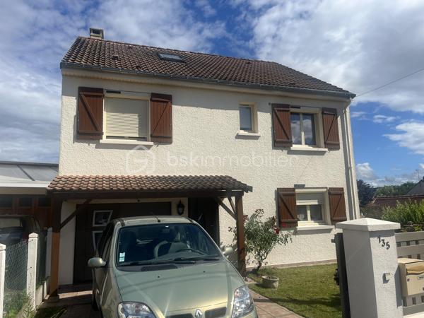 Secteur Heuzé-St Georges

Charmante maison de 105 m2, Garage, 5 chambres avec un beau jardin au calme sans vis a vis

Au RDC une entree, desservant une chambre avec sa salle d'eau avec wc et une véranda donnant sur le jardin 
Au premier niveau salon avec cheminée, salle a manger, une veranda et une petite terrasse avec un accès au jardin par un escalier, cuisine aménagée et équipée, une chambre, une salle d'eau, un wc
Au deuxième niveau 3 chambres, un wc

Grand garage de plus de 30 m2 avec cellier
Huisseries PVC récentes double vitrage
Volets roulants électriques 
Puit dans le jardin