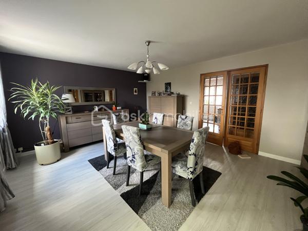 Secteur Heuzé-St Georges

Charmante maison de 105 m2, Garage, 5 chambres avec un beau jardin au calme sans vis a vis

Au RDC une entree, desservant une chambre avec sa salle d'eau avec wc et une véranda donnant sur le jardin 
Au premier niveau salon avec cheminée, salle a manger, une veranda et une petite terrasse avec un accès au jardin par un escalier, cuisine aménagée et équipée, une chambre, une salle d'eau, un wc
Au deuxième niveau 3 chambres, un wc

Grand garage de plus de 30 m2 avec cellier
Huisseries PVC récentes double vitrage
Volets roulants électriques 
Puit dans le jardin