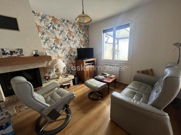 Secteur Heuzé-St Georges

Charmante maison de 105 m2, Garage, 5 chambres avec un beau jardin au calme sans vis a vis

Au RDC une entree, desservant une chambre avec sa salle d'eau avec wc et une véranda donnant sur le jardin 
Au premier niveau salon avec cheminée, salle a manger, une veranda et une petite terrasse avec un accès au jardin par un escalier, cuisine aménagée et équipée, une chambre, une salle d'eau, un wc
Au deuxième niveau 3 chambres, un wc

Grand garage de plus de 30 m2 avec cellier
Huisseries PVC récentes double vitrage
Volets roulants électriques 
Puit dans le jardin