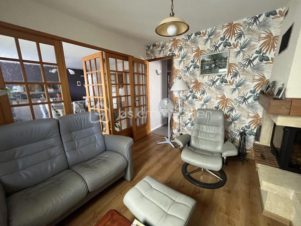 Secteur Heuzé-St Georges

Charmante maison de 105 m2, Garage, 5 chambres avec un beau jardin au calme sans vis a vis

Au RDC une entree, desservant une chambre avec sa salle d'eau avec wc et une véranda donnant sur le jardin 
Au premier niveau salon avec cheminée, salle a manger, une veranda et une petite terrasse avec un accès au jardin par un escalier, cuisine aménagée et équipée, une chambre, une salle d'eau, un wc
Au deuxième niveau 3 chambres, un wc

Grand garage de plus de 30 m2 avec cellier
Huisseries PVC récentes double vitrage
Volets roulants électriques 
Puit dans le jardin