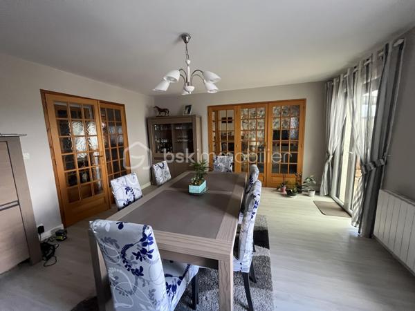 Secteur Heuzé-St Georges

Charmante maison de 105 m2, Garage, 5 chambres avec un beau jardin au calme sans vis a vis

Au RDC une entree, desservant une chambre avec sa salle d'eau avec wc et une véranda donnant sur le jardin 
Au premier niveau salon avec cheminée, salle a manger, une veranda et une petite terrasse avec un accès au jardin par un escalier, cuisine aménagée et équipée, une chambre, une salle d'eau, un wc
Au deuxième niveau 3 chambres, un wc

Grand garage de plus de 30 m2 avec cellier
Huisseries PVC récentes double vitrage
Volets roulants électriques 
Puit dans le jardin