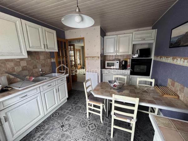 Secteur Heuzé-St Georges

Charmante maison de 105 m2, Garage, 5 chambres avec un beau jardin au calme sans vis a vis

Au RDC une entree, desservant une chambre avec sa salle d'eau avec wc et une véranda donnant sur le jardin 
Au premier niveau salon avec cheminée, salle a manger, une veranda et une petite terrasse avec un accès au jardin par un escalier, cuisine aménagée et équipée, une chambre, une salle d'eau, un wc
Au deuxième niveau 3 chambres, un wc

Grand garage de plus de 30 m2 avec cellier
Huisseries PVC récentes double vitrage
Volets roulants électriques 
Puit dans le jardin