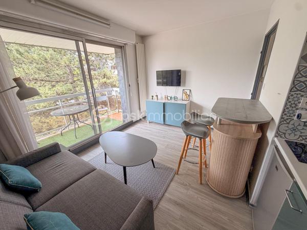 VANNES – Exclusivité BSK Immobilier

Idéalement situé, à proximité des commodités et des transports, découvrez ce studio de 17 m² situé au 3ᵉ étage avec ascenseur d'une résidence bien entretenue.

Il se compose d'une entrée, d'une agréable pièce de vie avec coin cuisine aménagé, ainsi que d'une salle d'eau avec WC.

Vous profiterez également d'un balcon de 4,5 m² exposé Ouest, idéal pour profiter des fins de journée ensoleillées.

Une cave de 3 m²
Une place de parking privative

Chauffage électrique.

Les atouts :

Emplacement recherché sur Vannes
Résidence avec ascenseur
Balcon exposé Ouest
Cave et stationnement privatif
Idéal pour un investissement locatif ou un premier achat

Un bien fonctionnel offrant un excellent potentiel dans un secteur prisé