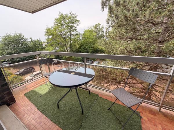 VANNES – Exclusivité BSK Immobilier

Idéalement situé, à proximité des commodités et des transports, découvrez ce studio de 17 m² situé au 3ᵉ étage avec ascenseur d'une résidence bien entretenue.

Il se compose d'une entrée, d'une agréable pièce de vie avec coin cuisine aménagé, ainsi que d'une salle d'eau avec WC.

Vous profiterez également d'un balcon de 4,5 m² exposé Ouest, idéal pour profiter des fins de journée ensoleillées.

Une cave de 3 m²
Une place de parking privative

Chauffage électrique.

Les atouts :

Emplacement recherché sur Vannes
Résidence avec ascenseur
Balcon exposé Ouest
Cave et stationnement privatif
Idéal pour un investissement locatif ou un premier achat

Un bien fonctionnel offrant un excellent potentiel dans un secteur prisé