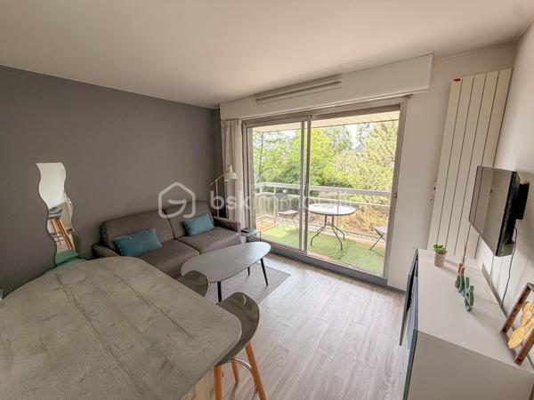 VANNES – Exclusivité BSK Immobilier

Idéalement situé, à proximité des commodités et des transports, découvrez ce studio de 17 m² situé au 3ᵉ étage avec ascenseur d'une résidence bien entretenue.

Il se compose d'une entrée, d'une agréable pièce de vie avec coin cuisine aménagé, ainsi que d'une salle d'eau avec WC.

Vous profiterez également d'un balcon de 4,5 m² exposé Ouest, idéal pour profiter des fins de journée ensoleillées.

Une cave de 3 m²
Une place de parking privative

Chauffage électrique.

Les atouts :

Emplacement recherché sur Vannes
Résidence avec ascenseur
Balcon exposé Ouest
Cave et stationnement privatif
Idéal pour un investissement locatif ou un premier achat

Un bien fonctionnel offrant un excellent potentiel dans un secteur prisé