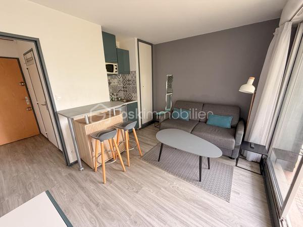 VANNES – Exclusivité BSK Immobilier

Idéalement situé, à proximité des commodités et des transports, découvrez ce studio de 17 m² situé au 3ᵉ étage avec ascenseur d'une résidence bien entretenue.

Il se compose d'une entrée, d'une agréable pièce de vie avec coin cuisine aménagé, ainsi que d'une salle d'eau avec WC.

Vous profiterez également d'un balcon de 4,5 m² exposé Ouest, idéal pour profiter des fins de journée ensoleillées.

Une cave de 3 m²
Une place de parking privative

Chauffage électrique.

Les atouts :

Emplacement recherché sur Vannes
Résidence avec ascenseur
Balcon exposé Ouest
Cave et stationnement privatif
Idéal pour un investissement locatif ou un premier achat

Un bien fonctionnel offrant un excellent potentiel dans un secteur prisé