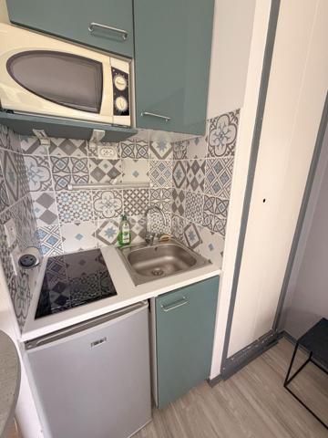 VANNES – Exclusivité BSK Immobilier

Idéalement situé, à proximité des commodités et des transports, découvrez ce studio de 17 m² situé au 3ᵉ étage avec ascenseur d'une résidence bien entretenue.

Il se compose d'une entrée, d'une agréable pièce de vie avec coin cuisine aménagé, ainsi que d'une salle d'eau avec WC.

Vous profiterez également d'un balcon de 4,5 m² exposé Ouest, idéal pour profiter des fins de journée ensoleillées.

Une cave de 3 m²
Une place de parking privative

Chauffage électrique.

Les atouts :

Emplacement recherché sur Vannes
Résidence avec ascenseur
Balcon exposé Ouest
Cave et stationnement privatif
Idéal pour un investissement locatif ou un premier achat

Un bien fonctionnel offrant un excellent potentiel dans un secteur prisé