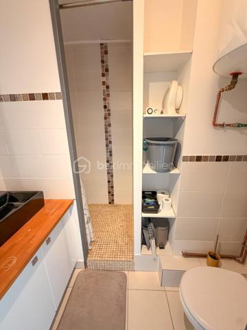 VANNES – Exclusivité BSK Immobilier

Idéalement situé, à proximité des commodités et des transports, découvrez ce studio de 17 m² situé au 3ᵉ étage avec ascenseur d'une résidence bien entretenue.

Il se compose d'une entrée, d'une agréable pièce de vie avec coin cuisine aménagé, ainsi que d'une salle d'eau avec WC.

Vous profiterez également d'un balcon de 4,5 m² exposé Ouest, idéal pour profiter des fins de journée ensoleillées.

Une cave de 3 m²
Une place de parking privative

Chauffage électrique.

Les atouts :

Emplacement recherché sur Vannes
Résidence avec ascenseur
Balcon exposé Ouest
Cave et stationnement privatif
Idéal pour un investissement locatif ou un premier achat

Un bien fonctionnel offrant un excellent potentiel dans un secteur prisé