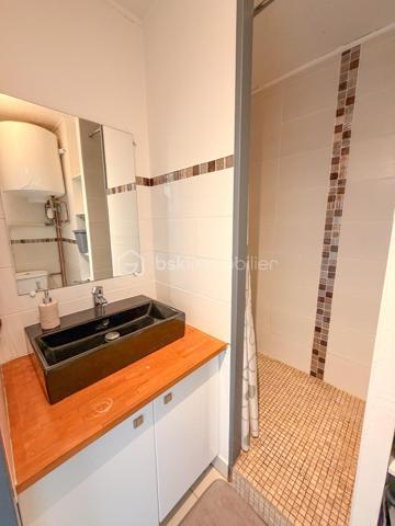VANNES – Exclusivité BSK Immobilier

Idéalement situé, à proximité des commodités et des transports, découvrez ce studio de 17 m² situé au 3ᵉ étage avec ascenseur d'une résidence bien entretenue.

Il se compose d'une entrée, d'une agréable pièce de vie avec coin cuisine aménagé, ainsi que d'une salle d'eau avec WC.

Vous profiterez également d'un balcon de 4,5 m² exposé Ouest, idéal pour profiter des fins de journée ensoleillées.

Une cave de 3 m²
Une place de parking privative

Chauffage électrique.

Les atouts :

Emplacement recherché sur Vannes
Résidence avec ascenseur
Balcon exposé Ouest
Cave et stationnement privatif
Idéal pour un investissement locatif ou un premier achat

Un bien fonctionnel offrant un excellent potentiel dans un secteur prisé