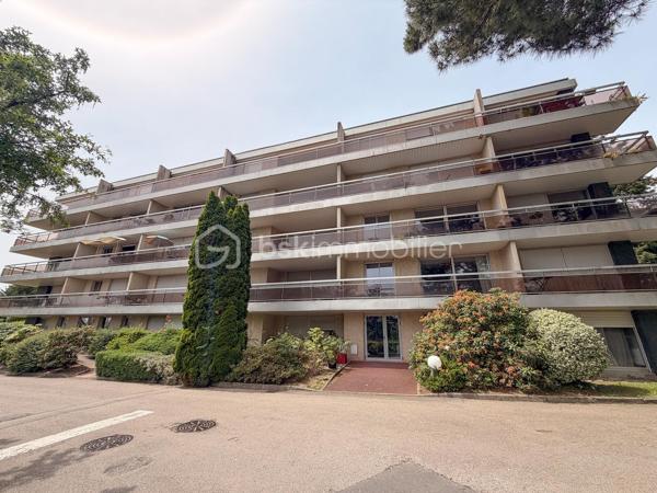 VANNES – Exclusivité BSK Immobilier

Idéalement situé, à proximité des commodités et des transports, découvrez ce studio de 17 m² situé au 3ᵉ étage avec ascenseur d'une résidence bien entretenue.

Il se compose d'une entrée, d'une agréable pièce de vie avec coin cuisine aménagé, ainsi que d'une salle d'eau avec WC.

Vous profiterez également d'un balcon de 4,5 m² exposé Ouest, idéal pour profiter des fins de journée ensoleillées.

Une cave de 3 m²
Une place de parking privative

Chauffage électrique.

Les atouts :

Emplacement recherché sur Vannes
Résidence avec ascenseur
Balcon exposé Ouest
Cave et stationnement privatif
Idéal pour un investissement locatif ou un premier achat

Un bien fonctionnel offrant un excellent potentiel dans un secteur prisé