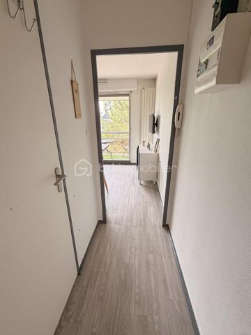 VANNES – Exclusivité BSK Immobilier

Idéalement situé, à proximité des commodités et des transports, découvrez ce studio de 17 m² situé au 3ᵉ étage avec ascenseur d'une résidence bien entretenue.

Il se compose d'une entrée, d'une agréable pièce de vie avec coin cuisine aménagé, ainsi que d'une salle d'eau avec WC.

Vous profiterez également d'un balcon de 4,5 m² exposé Ouest, idéal pour profiter des fins de journée ensoleillées.

Une cave de 3 m²
Une place de parking privative

Chauffage électrique.

Les atouts :

Emplacement recherché sur Vannes
Résidence avec ascenseur
Balcon exposé Ouest
Cave et stationnement privatif
Idéal pour un investissement locatif ou un premier achat

Un bien fonctionnel offrant un excellent potentiel dans un secteur prisé