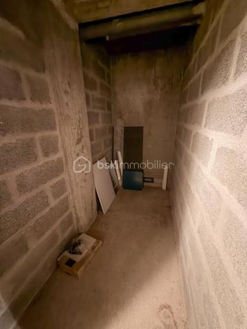 VANNES – Exclusivité BSK Immobilier

Idéalement situé, à proximité des commodités et des transports, découvrez ce studio de 17 m² situé au 3ᵉ étage avec ascenseur d'une résidence bien entretenue.

Il se compose d'une entrée, d'une agréable pièce de vie avec coin cuisine aménagé, ainsi que d'une salle d'eau avec WC.

Vous profiterez également d'un balcon de 4,5 m² exposé Ouest, idéal pour profiter des fins de journée ensoleillées.

Une cave de 3 m²
Une place de parking privative

Chauffage électrique.

Les atouts :

Emplacement recherché sur Vannes
Résidence avec ascenseur
Balcon exposé Ouest
Cave et stationnement privatif
Idéal pour un investissement locatif ou un premier achat

Un bien fonctionnel offrant un excellent potentiel dans un secteur prisé