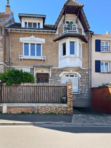 Maison
         8 pièces
        - 300 m² Bien prestige 1 100 000 € *
